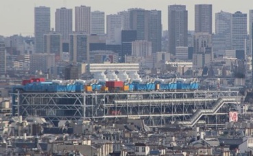 Vue sur le Centre Pompidou de Paris depuis la basilique du Sacré-Cœur de Montmartre. Photo (c) Chabe