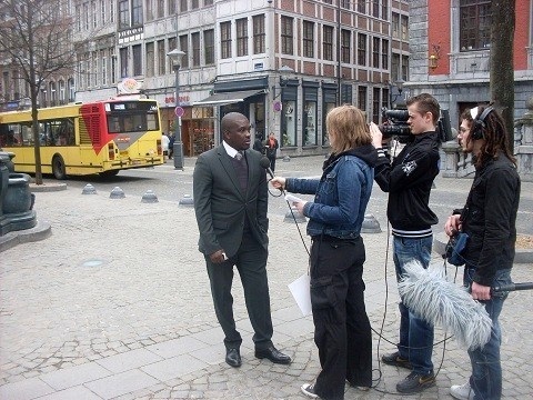 Jean-Max Mayaka donne une interview tv à Liège. (c) DR