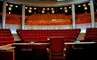 L'hémicycle du Palais d'Iéna où sont tournées les scènes de l'Assemblée nationale. Photo (c) Tiraden.