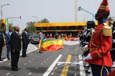 Le Président Wade saluant le drapeau (C) Elhadji Babacar Mbengue