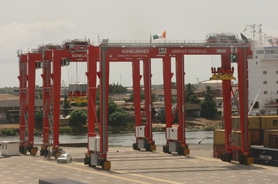 Des RTG livrés au port d'Abidjan grâce au partenariat avec Bolloré. Photo (c) DR
