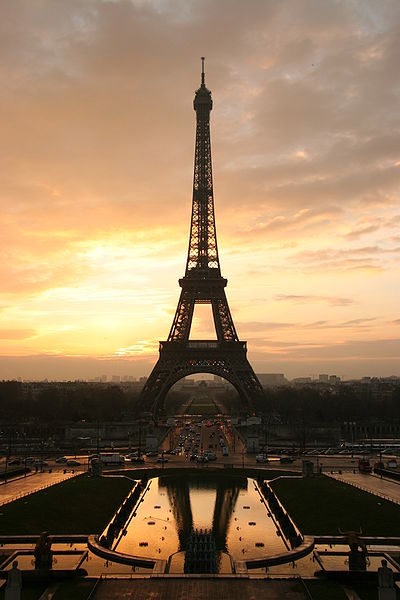 L'IMAGE DU JOUR: La tour Eiffel au lever de soleil
