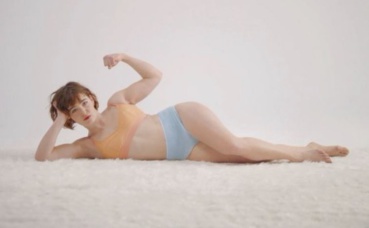 Copie écran du clip "Les Passantes" de Charlotte Abramow, ci-dessous en vidéo