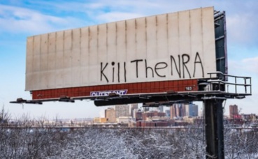 Graffiti contre la NRA. Photo (c) Tony Webster Graffiti contre la NRA. Photo (c) Tony Webster
