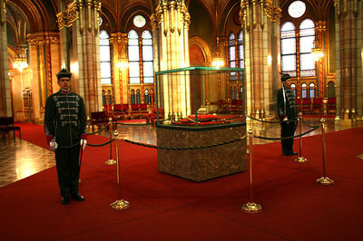 La couronne hongroise sous les ors du parlement. Photo (c) Karelj