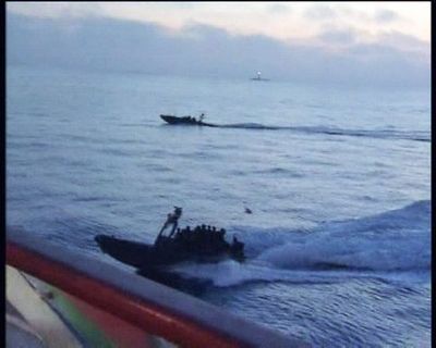 Les commandos israéliens se préparent à donner l'assaut à un des navires d'aide alimentaire, lundi 31 mai au petit matin. © BELGA/EPA/Cihan