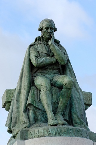 Statue du naturaliste français Jean-Baptiste de Lamarck par Léon Fagel. Bronze, 1908. Face à l'entrée de la place Valhubert du Jardin des Plantes de Paris.