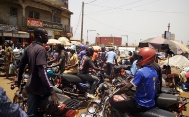 Des taxi-motards au rond-point de Matoto à Conakry. Photo (c) Boubacar Barry