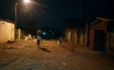 Les femmes du quartier Simbaya-Gare à Conakry à la recherche de l'eau à 22 heures. Photo prise par l'auteur.