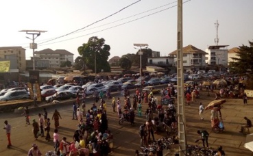 Embouteillage et pénurie de transports en commun au rond-point de Cosa (Conakry, Guinée). Photo (c) Boubacar Barry