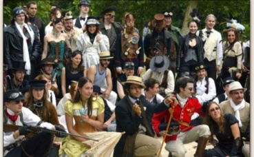 Rassemblement de passionnés en costume. Photo (c) Leonarius Rassemblement de passionnés en costume. Photo (c) Leonarius