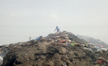 La montagne d’ordures de Matoto, située entre Cosa et La Tannerie. Au sommet, deux enfants à la recherche d’objets recyclables. Photo prise par Boubacar Barry.