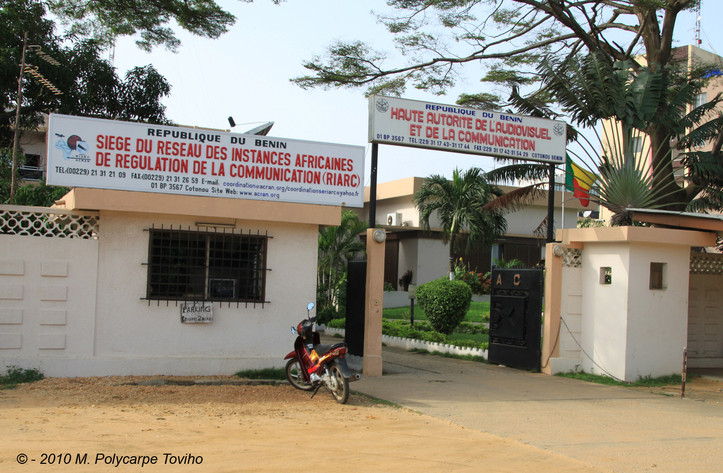 Signalétique sur les écrans de télévision au Bénin : Le silence coupable de la HAAC