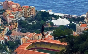 Funambule au dessus de Monaco. Photo (c) Charlotte Service-Longépé