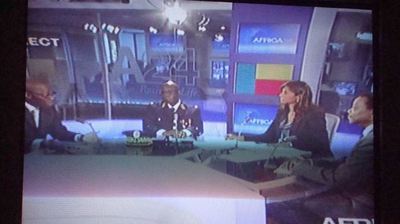 Studio télévision Africa 24 (Paris) recevant des invités béninois le jour du cinquantenaire invitant à la réalisation des Etats-unis d'Afrique. (IS)