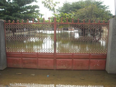 un collège inondé dans un quartier de Cotonou (photo Le Municipal)