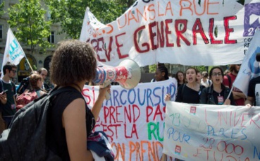 Les manifestants échauffent leurs voix. Photo (c) PR Les manifestants échauffent leurs voix. Photo (c) PR