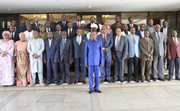 Alpha Condé et le nouveau gouvernement guinéen. Photo (c) La cellule de communication du Gouvernement
