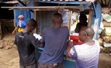 Des parieurs à Conakry. Photo prise par Boubacar Barry. Des parieurs à Conakry. Photo prise par Boubacar Barry.