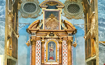 Nef de la chapelle avec sa vierge reconnaissable. Photo (c) Charlotte Service-Longépé Nef de la chapelle avec sa vierge reconnaissable. Photo (c) Charlotte Service-Longépé