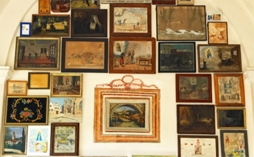 Quelques ex-voto temoignages de gratitudes disposés dans le sanctuaire. Photo (c) Charlotte Service-Longépé Quelques ex-voto temoignages de gratitudes disposés dans le sanctuaire. Photo (c) Charlotte Service-Longépé