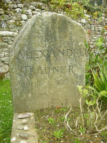 Tombe d'Alexandre Trauner, non loin de celle de Jacques Prévert au cimetière d'Omonville-la-Petite, le 18 avril 2008