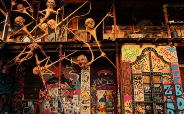 Des elfes démoniaques regardent les passants. Photo (c) Anaïs Mariotti Des elfes démoniaques regardent les passants. Photo (c) Anaïs Mariotti