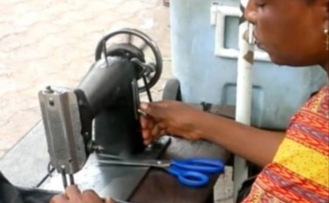 Les maîtres des ciseaux en action au Cameroun