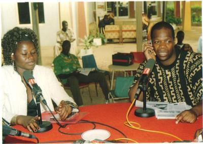 Amobey avant son interview avec Piane Djiré chanteuse burkinabè au Fespaco 2005 (photo personnelle)