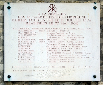 Plaque en mémoire des 16 Carmélites de Compègne au cimetière de Paicpus, dans le XIIe arrondissement de Paris. Photo du 28 mai 2010