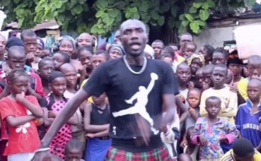 L'artiste humoriste Fouyan dans le clip "Namoungny Faré" en feat avec le rappeur Singleton. Photo (c) artistes