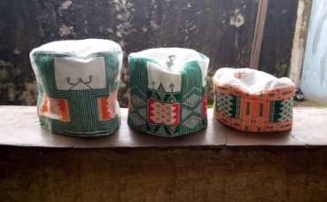 Bonnets "poutoh" ou "poutoorou". Photo prise par Boubacar Barry