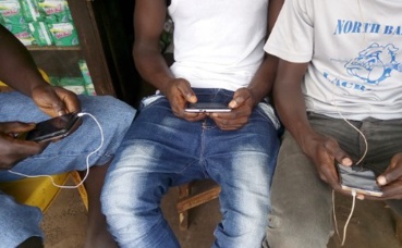 Les jeunes Guinéens et Facebook. Photo (c) Boubacar Barry Les jeunes Guinéens et Facebook. Photo (c) Boubacar Barry