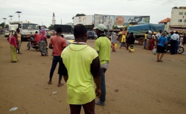 Jeunes rabatteurs à Conakry. Photo prise par l'auteur.
