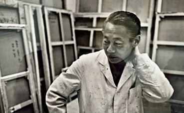 Le peintre Zao Wou-Ki dans son atelier. Photo du cliché exposé (c) Charlotte Service-Longépé