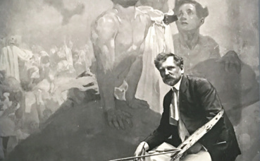 Alphonse Mucha posant devant un des tableaux. Photo du cliché exposé (c) Charlotte Service-Longépé