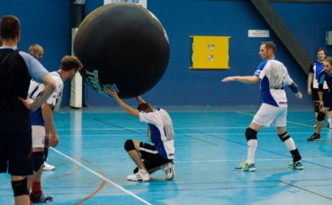 Au kin-ball, la posture des sportifs évoque celle d'Atlas. Photo (c) Mélisa Launay