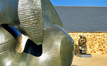"Locking piece", fonte (1963) et en arrière-plan "Mother and Child", bronze (1983). Photo (c) Charlotte Service-Longépé "Locking piece", fonte (1963) et en arrière-plan "Mother and Child", bronze (1983). Photo (c) Charlotte Service-Longépé