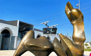 "Two piece reclining figure cut", bronze (1979), avec en arrière-plan le téléphéque traversant le Penfeld. Photo (c) Charlotte Service-Longépé "Two piece reclining figure cut", bronze (1979), avec en arrière-plan le téléphéque traversant le Penfeld. Photo (c) Charlotte Service-Longépé