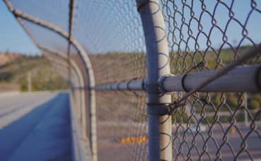 Alors que certains construisent des murs d'autres ouvrent leur porte ! © Cole Patrick Alors que certains construisent des murs d'autres ouvrent leur porte ! © Cole Patrick