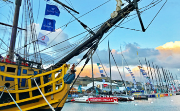 L'Etoile du Roy, frégate de 1745 face aux Imocas. Photo (c) CS-L L'Etoile du Roy, frégate de 1745 face aux Imocas. Photo (c) CS-L