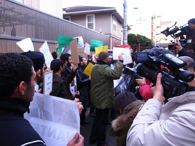 Manifestation anti-massacres à Tokyo le 23 février 2011 devant l'ambassade de Libye. (c) Hajime Nakano