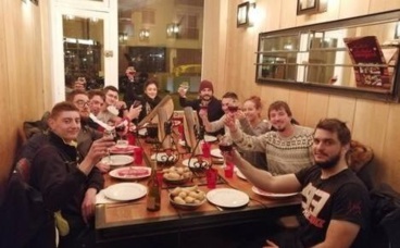 Raclette-party entre amis. Photo (c) Fatiha Zeroual Raclette-party entre amis. Photo (c) Fatiha Zeroual