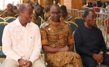 Le général Gilbert Diendéré au milieu. Photo (c) Pascal Ilboudo Le général Gilbert Diendéré au milieu. Photo (c) Pascal Ilboudo