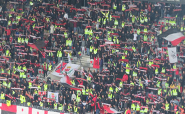 Des gilets jaunes dans les tribunes de l'Allianz Riviera (photo (c) Serge Gloumeaud) Des gilets jaunes dans les tribunes de l'Allianz Riviera (photo (c) Serge Gloumeaud)