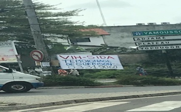 Affiche pour la journée mondiale contre le VIH à Abidjan. Photo (c) Maria Von Kirchmann