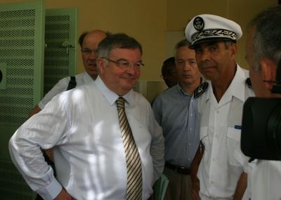 Le ministre de la Justice, Michel Mercier discute avec les responsables de l'administration à Mayotte. (c) Emmanuel Tusevo Diasamvu