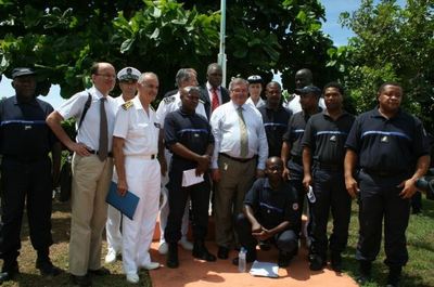 Le ministre de la Justice va à la rencontre des surveillants qui ont affiché leurs revendications sur des banderoles sur les grilles de la maison d'arrêt de Majicavo (c) Emmanuel Tusevo Diasamvu