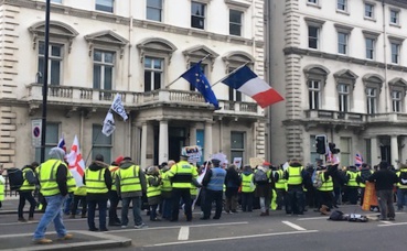 Manifestation en faveur d'un Brexit sans accord devant l'ambassade de France à Londres. Photo (c) M. Colombier