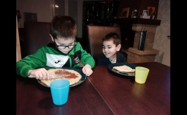 Les enfants se préparent à dévorer des crêpes à la Chandeleur! Photo (c) M. Cugnot Les enfants se préparent à dévorer des crêpes à la Chandeleur! Photo (c) M. Cugnot